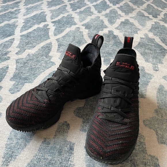 Nike Lebron sneakers - Picture 1 of 3